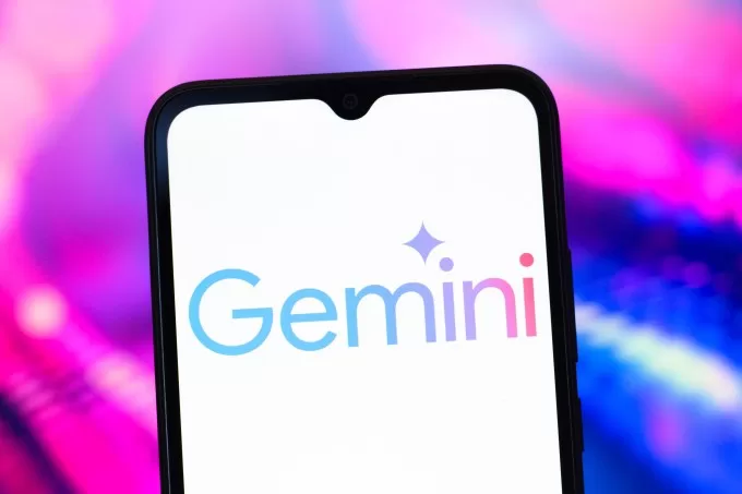 يتم عرض شعار Google Gemini AI على شاشة الهاتف الذكي.