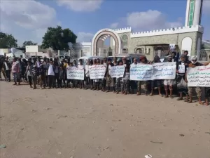 أخبار المحافظات – أبناء قبيلة العزيبة في لحج ينفذون وقفة احتجاجية للمطالبة بالعدالة في قضية مقتل الشاب عادل عبيد