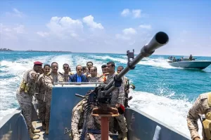 أخبار المحافظات – الإرياني يزور قوات التشكيل البحري بالمنطقة الخامسة ويشيد بجهوده في تأمين الجزر