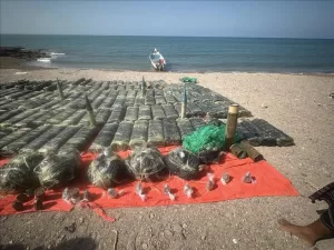 أخبار المحافظات – الحملة الأمنية المشتركة تضبط قاربًا محمّلًا بصواريخ وذخائر قبالة أحد السواحل اليمنية