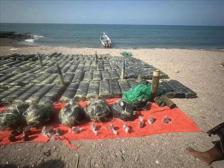 الحملة الأمنية المشتركة تضبط قاربًا محمّلًا بصواريخ وذخائر قبالة أحد السواحل اليمنية