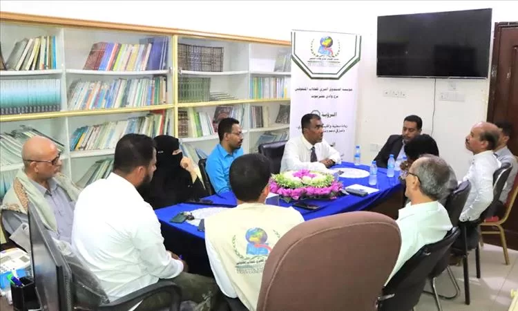 وفد مجلس إدارة مؤسسة الصندوق الخيري للطلاب المتفوقين يلتقي بقياد فرع المؤسسة بسيئون