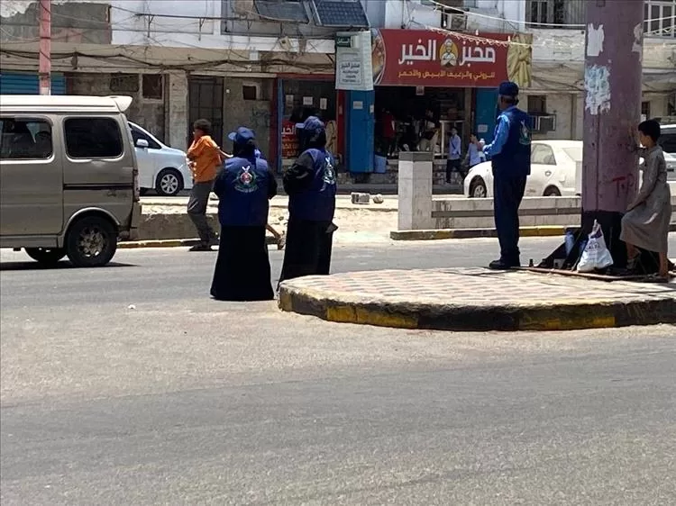 فتيات في عدن يشاركن في تنظيم حركة المرور مع انطلاق فعاليات أسبوع المرور العربي