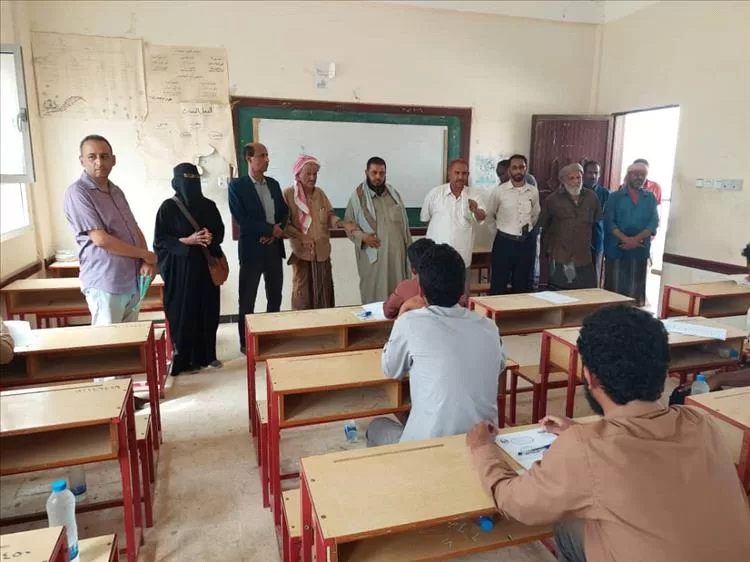 ميفعة.. مدير عام مكتب التربية والتعليم بشبوة يتفقد سير اختبارات الشهادة الثانوية بالمديرية