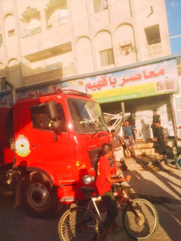 الدفاع المدني بشبوة ينجح في إخماد حريق بأحد الطواحين بمدينة عتق
