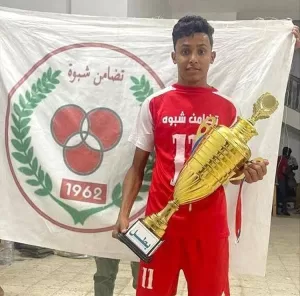 اخبار المناطق – لاعب كرة قدم يتوفى إثر سقوطه المفاجئ على أرض الملعب في شبوة
