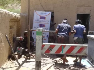 اخبار المناطق – مؤسسة وادي دوعن للتنمية تتكفل بشراء وتركيب نظام “دينما” لبئر مياه في منطقة القُر.