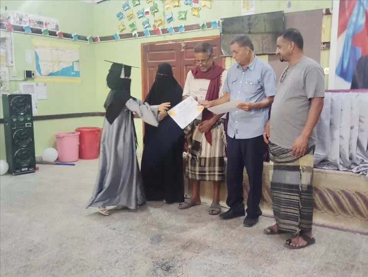 ثانوية الشهيد سعيد عبدالمحسن تحتفي بطالباتها بعد إسدال الستار على الامتحانات الوزارية