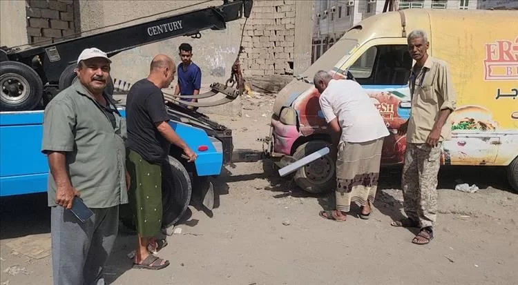 تواصل أعمال حملة رفع السيارات المتهالكة في مديرية المنصورة
