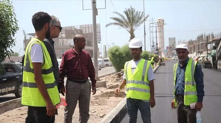 بدء سفلتة طريق حيوي بمديرية الشيخ عثمان في عدن