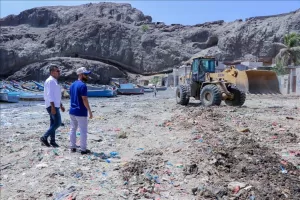 اخبار عدن – بن جرادي يستعرض جهود حملة تنظيف ساحل صيرة ويثني على المشاركين فيها