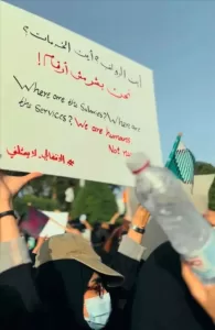 اخبار عدن – ثورة النساء تنطلق في قلب المدينة: نساء عدن يتظاهرن في التجمع الثاني بساحة العَر.