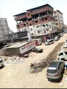 اخبار عدن – حفرة صرف صحي بعمق 4 أمتار تشكل خطرًا على حياة المواطنين في مديرية المنصورة وسط العدوان