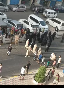 اخبار عدن – عاجل: منع مسيرة نسائية في المعلا بحضور قوات أمن نسائية وانتشار مكثف في الشوارع.
