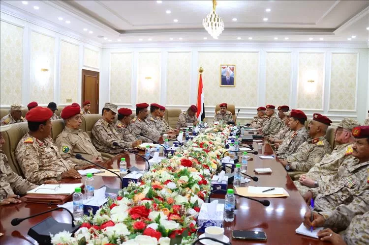 عدن: الفريق الركن الداعري يترأس اجتماعاً موسعاً لقيادة وزارة الدفاع ورؤساء الهيئات ومدراء الدوائر