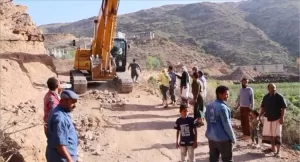 اخبار وردت الآن – الضالع: استمرار أعمال الحفر والتوسيع لطريق سيلة العروس الجهدعة الحصور