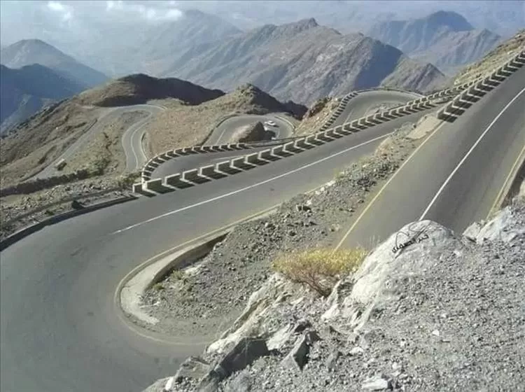 وجهاء وأكاديميو أبين يطالبون بفتح منفذ "عقبة ثرة" ويحذرون من تفاقم الغضب الشعبي بسبب التهميش