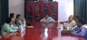 اخبار وردت الآن – محافظ أبين يجتمع مع اللجنة المنظمة لإحياء ذكرى الشاعر الراحل إيهاب باضاوي