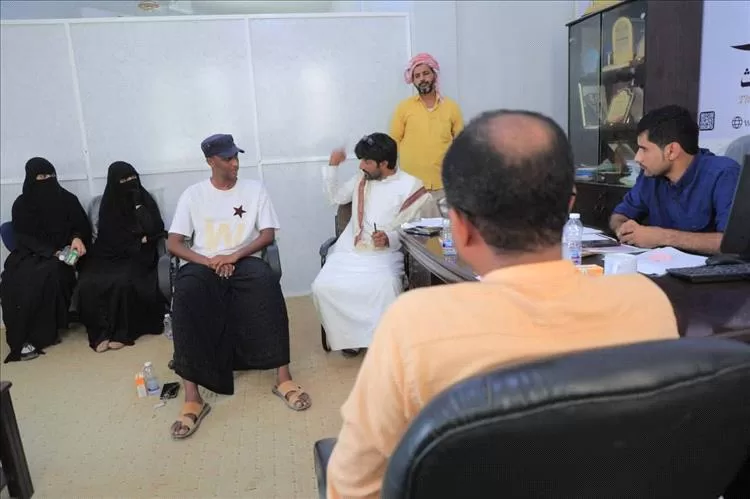 نائب مدير مركز اللغة المهرية بجامعة المهرة يناقش مع خريجي الحاسوب توظيف التقنية في خدمة اللغة المهرية