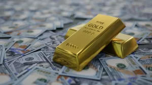 الذهب ينخفض والدولار يرتفع بعد قرار قضائي بشأن رسوم ترامب
