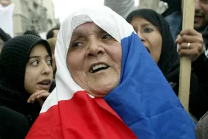 المسلمون في فرنسا: التوازن بين مبادئ العلمانية وممارسات التمييز