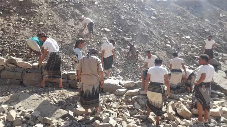 أهالي حَُمة بيافع سرار ينفذون مُبادرة مجتمعية لإصلاح طريق "رهوة الفلاح"