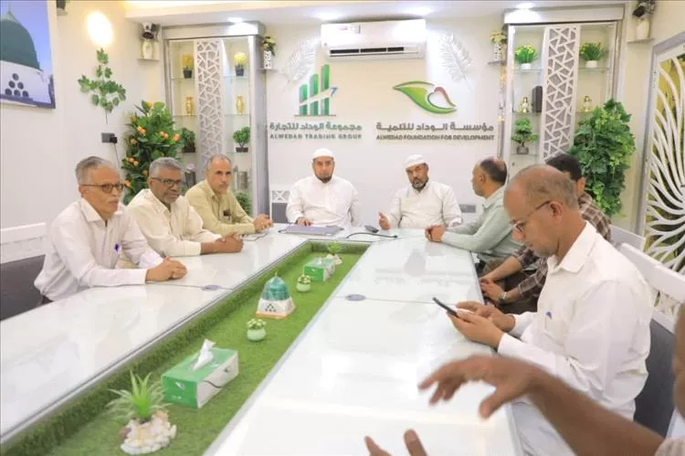 مدير عام المياه والصرف الصحي يناقش مشروعاً مائياً حيوياً مع مؤسسة الوداد للتنمية بتريم