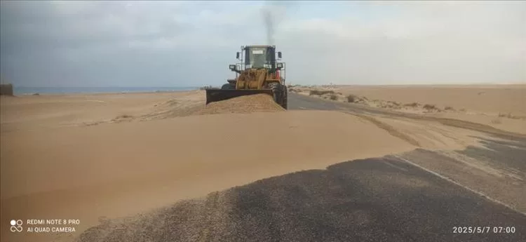 بدء أعمال الصيانة وإزاحة الرمال بالطريق الدولي المكلا - عدن