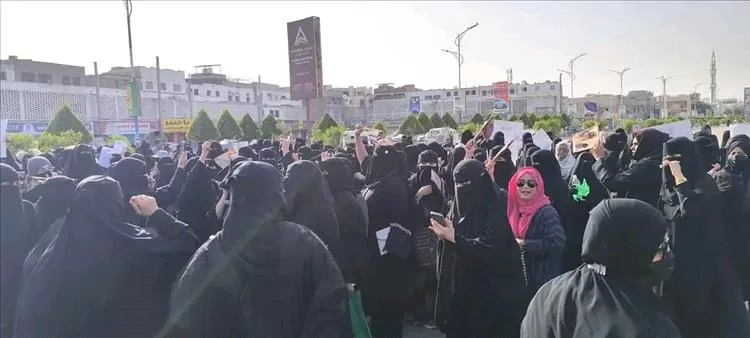 نساء عدن يشعلن ساحة العروض غضباً: ثورة في وجه الظلام