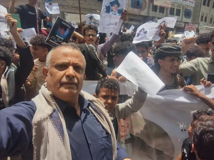 ابناء تعز ينفذون عدة وقفات احتجاجية مطالبين بسرعة القبض على قتلة الطفل مرسال عيدروس
