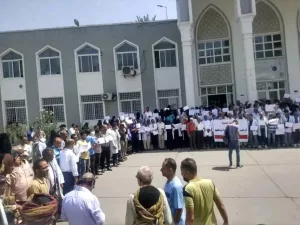 اليمن اليوم اخبار وردت الآن – وقفة احتجاجية للأطباء والسنةلين في مستشفيات تعز تنديداً بالتحريض الذي يس