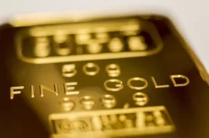 انخفض سعر الذهب إلى أدنى مستوى في الأسبوعين على علامات التوترات التجارية التي تخفف