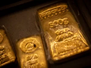 تراجع سعر الذهب وزيادة سعر النفط بعد تأجيل ترامب للرسوم على أوروبا