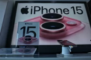ترامب يطلب من CEO أبل وقف توسيع إنتاج iPhone في الهند