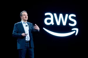 تعمل Amazon على أداة توليد رمز الذكاء الاصطناعى