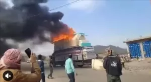 تقارير من وردت الآن – حادث مأساوي في الضالع: وفاة شاب نتيجة حريق أثناء محاولته رفع أسلاك الكهرباء.