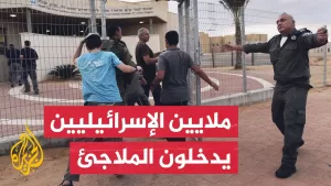 شاهد إصابة إسرائيلي وهو في طريقه إلى الملاجئ جنوب تل أبيب بعد إطلاق صاروخ يمني