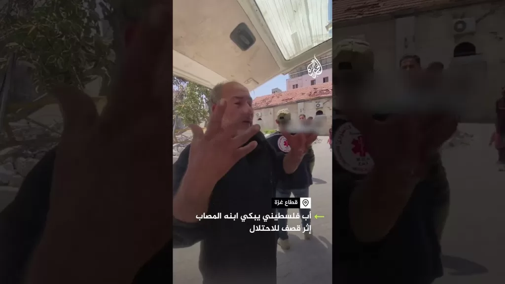 "بديش مختار يموت".. أب فلسطيني يبكي ابنه المصاب إثر قصف للاحتلال شمالي غزة
