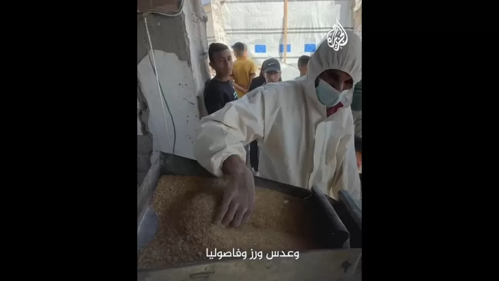 بعد نفاد الدقيق.. يضطر فلسطينيون في غزة لطحن ما تبقى من بقوليات متوفرة لصناعة الخبز