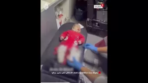 شاهد رضيعة بترت ساقاها جراء قصف الاحتلال على مخيم جباليا