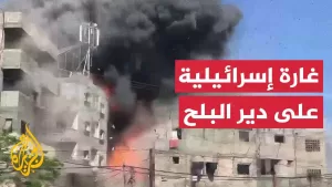شاهد شاهد| لحظة استهداف مبنى في دير البلح وسط قطاع غزة