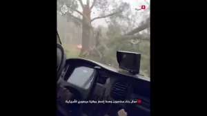 شاهد عمال بناء محاصرون وسط إعصار بولاية ميسوري الأمريكية