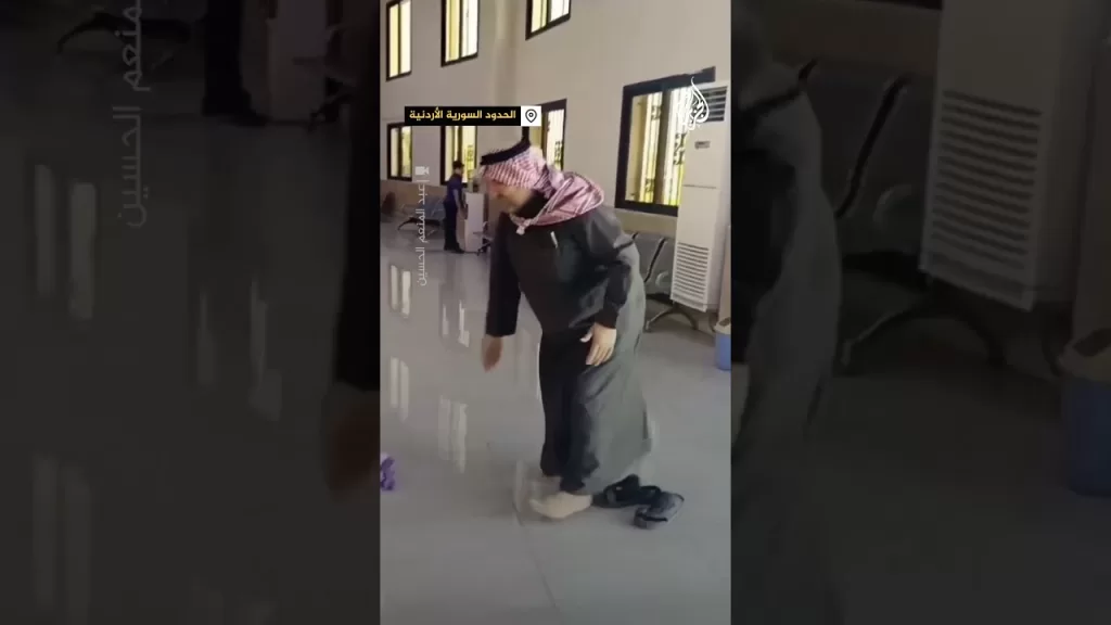 فرحة سوري بعودته إلى بلاده فور وصوله لمعبر نصيب
