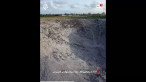 شاهد قصف إسرائيلي يخلف حفرة عميقة بمواصي خان يونس