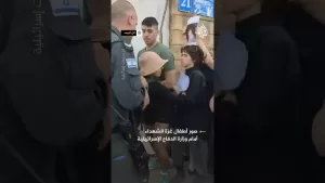 شاهد محتجون يرفعون صور أطفال غزة أمام وزارة الدفاع الإسرائيلية