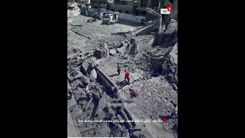 مشاهد توثق لحظة قصف الاحتلال مسجد الصفاء وسط غزة