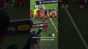 شاهد مهاجم فريق قيصر سبور التركي يدخل المعلب مع طفليه حاملين علم فلسطين