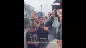 شاهد وصول أسرى أُفرِج عنهم من سجون الاحتلال إلى مستشفى شهداء الأقصى