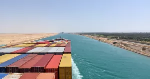 عودة تدريجية لسفن الشحن إلى قناة السويس بعد تقليص رسوم العبور – شاشوف