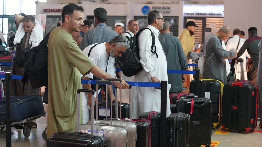 "ماذا بينك وبين الله؟".. ليبيون يتفاعلون مع حاج تعطلت الطائرة ليلحق بها